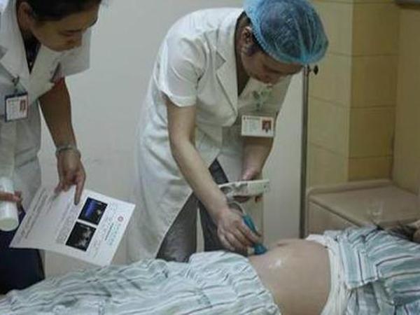 Đi khám tiền sản, chồng sững sờ khi vợ sắp cưới bầu 2 tháng dù chưa 'vượt rào'