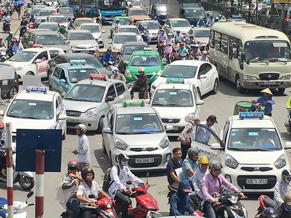 Giá xăng giảm mạnh nhiều lần, cước taxi bất động