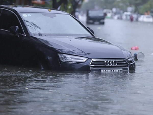 Loạt xe sang ngập nước ở Đà Nẵng: 'Nguy cơ bỏ đi...!'