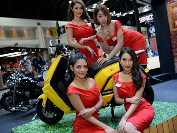 Mê mẩn dàn siêu mẫu nóng bỏng tạo dáng bên xe mới