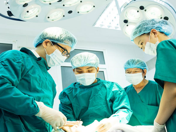 Nam thanh niên ngực bỗng to lên mỗi ngày vì dùng 'ké' mỹ phẩm của bạn gái