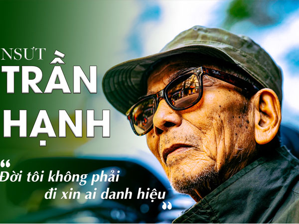 NSƯT Trần Hạnh ngồi bán mũ ở ga Hà Nội: 'Chí Trung xin tiền hộ, tôi chẳng biết nói sao'