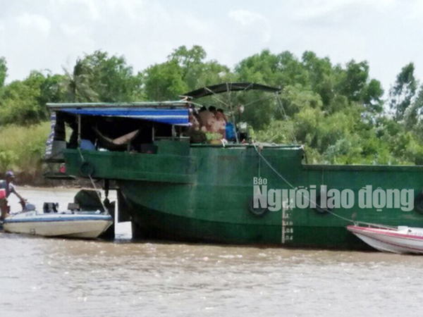 Tai nạn đường thủy, bé 4 tuổi bị thương khi ông bà ngoại chết và mất tích
