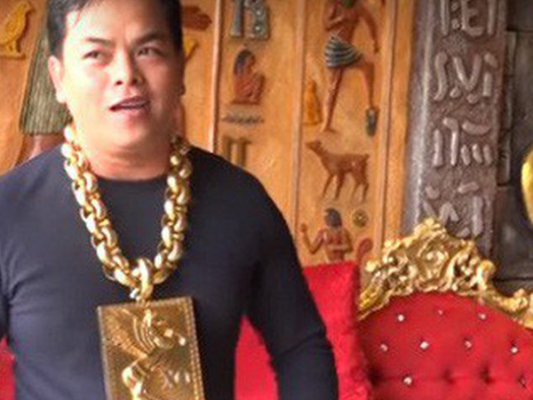 Video: Tận mắt cơ ngơi dát vàng của đại gia đeo 13kg vàng cổ vũ tuyển Việt Nam 'nổi rần rần' trên báo TQ