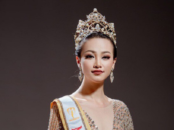 Vừa đăng quang Hoa hậu Trái đất chưa được bao lâu, Phương Khánh đã bị ông bầu tố vô ơn