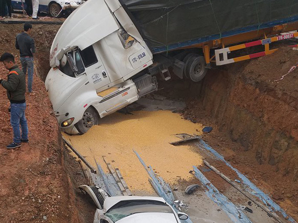 Xe container đâm hàng loạt phương tiện gần cổng bệnh viện rồi lao xuống hố