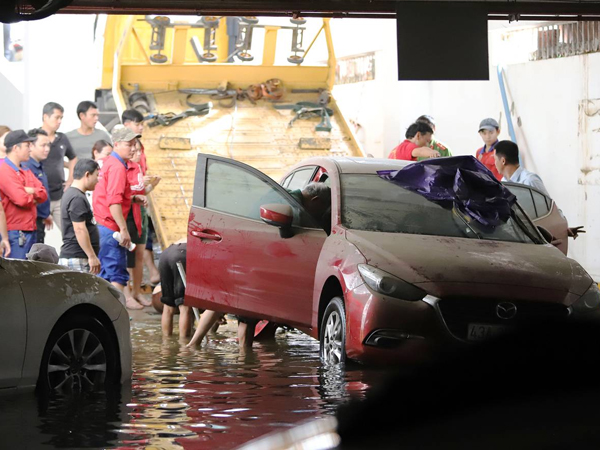 13 ôtô được cứu sau ba ngày chìm dưới nước