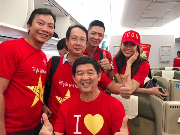 Á hậu Lệ Hằng, Bình Minh mặc áo cờ đỏ sao vàng, cùng lên đường đến Malaysia cổ vũ đội tuyển Việt Nam