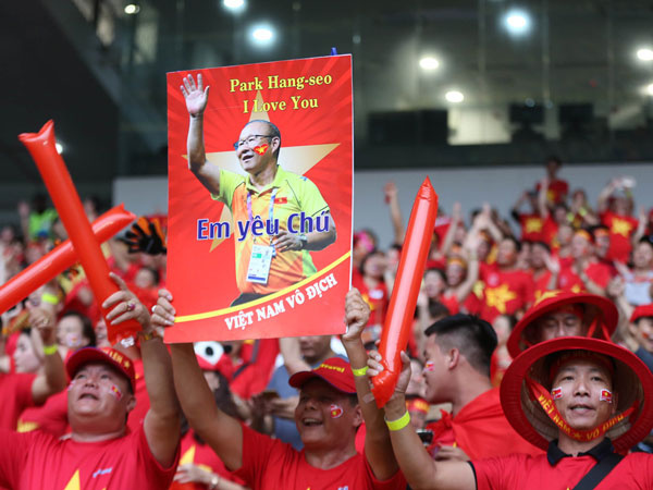 CĐV Việt Nam rực đỏ một góc sân Bukit Jalil