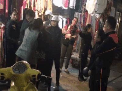 Cô gái trẻ bị người phụ nữ rút dép tát vào mặt, giật tóc dã man giữa phố Cổ nghi do ngoại tình với người đã có vợ