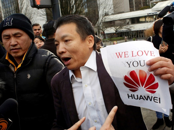 Đám đông gây ồn ào tại phiên tòa 'công chúa Huawei'