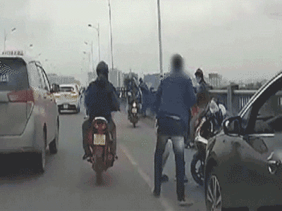 Dừng ô tô giữa cầu Vĩnh Tuy, tài xế lao xuống đánh thanh niên đi xe máy, không ai can ngăn