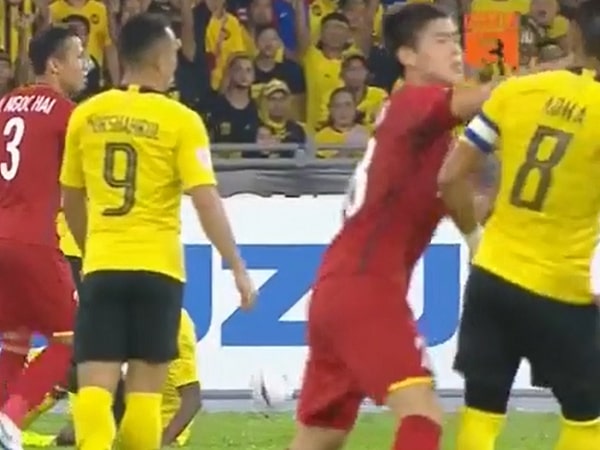 Duy Mạnh đánh nguội Zaquan Adha và những pha va chạm 'nảy lửa' ở trận Việt Nam - Malaysia