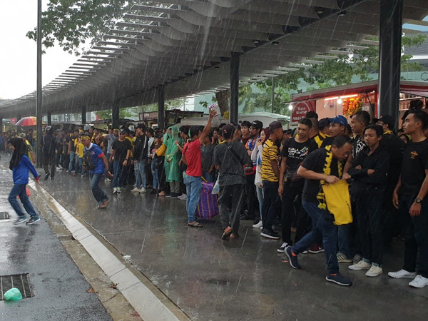 Hàng nghìn CĐV Malaysia đứng chật kín ngoài sân, bất ngờ gặp mưa lớn