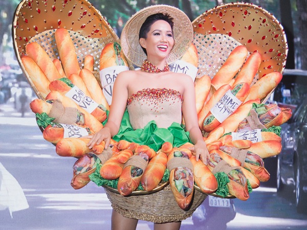 H’Hen Niê rạng rỡ trình diễn trang phục 'bánh mì' trên sân khấu Miss Universe 2018