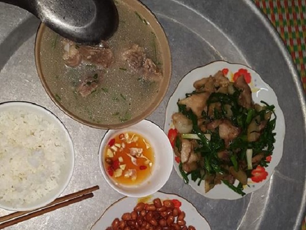 Khoe mâm cơm không rau lại khiến chị em xuýt xoa, hóa ra bí quyết của chàng trai trẻ là thế này