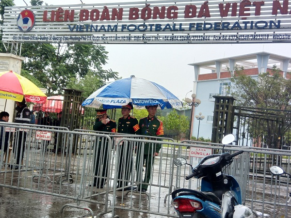 Kiểm soát quân sự được điều động đến trụ sở VFF, thương binh vẫn cố đội mưa rét bám trụ gây áp lực