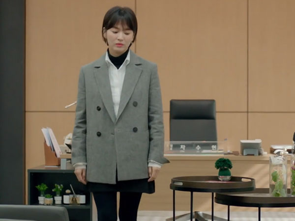Lấy cảm hứng từ Song Hye Kyo, nàng công sở có ngay công thức layer áo cổ lọ + áo sơ mi chuẩn thanh lịch