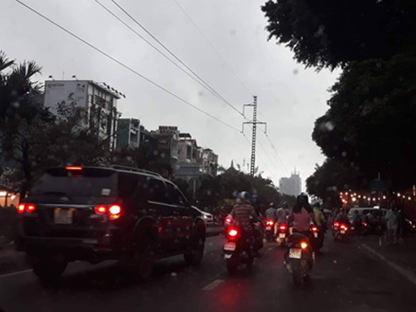 Mưa lớn kèm sấm sét, cán bộ dự báo nói 'không có gì bất thường'