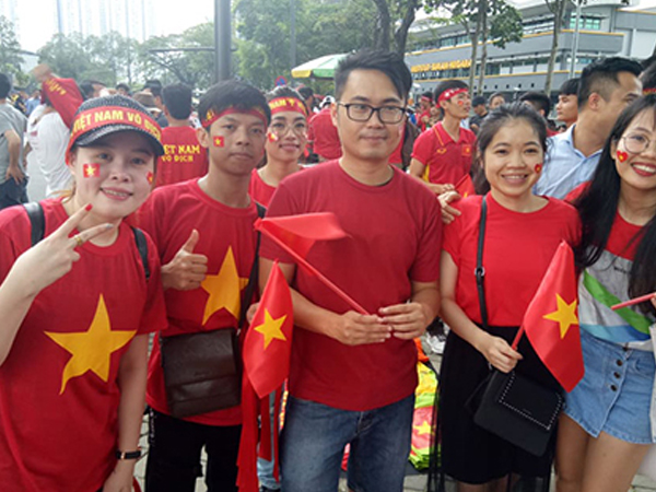 Người Việt ở Malaysia xếp hàng cả ngày nhưng vẫn phải mua vé chợ đen