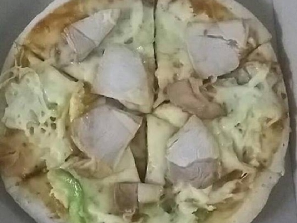 Sốc nặng với món pizza thịt lợn luộc 'độc nhất vô nhị', cô gái share lên mạng cũng chẳng ai dám ăn