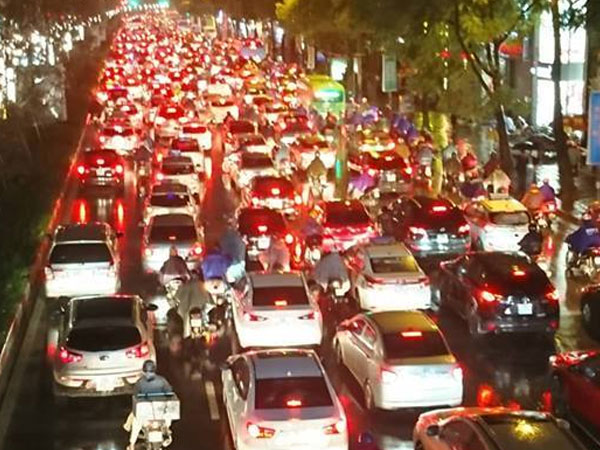 Tắc khắp lối, người Hà Nội nhích từng mét trong mưa rét tái tê