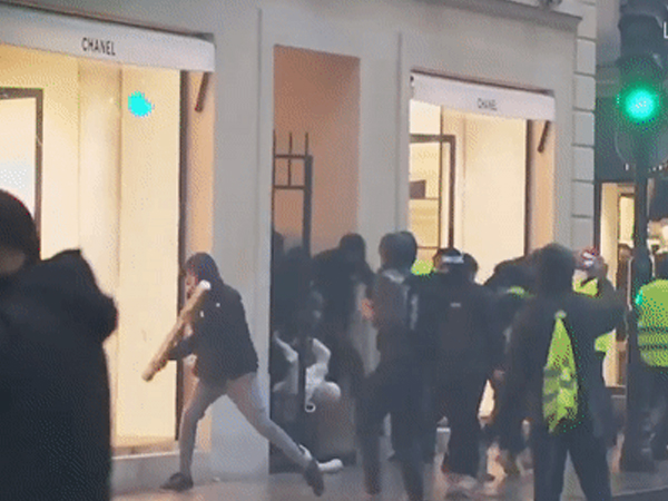 Video: Bạo loạn tại Pháp, người biểu tình đập phá Apple Store đánh cắp iPhone, iPad
