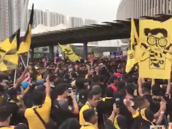 Video: CĐV Malaysia trưng khẩu hiệu chào mừng fan Việt Nam tới 'địa ngục'