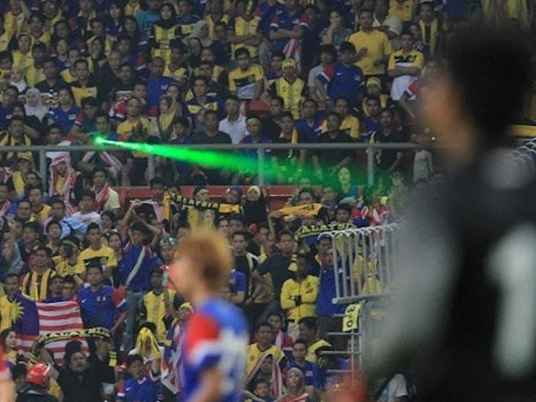 Video: CĐV Malaysia từng 'chơi xấu' khi chiếu đèn laser phá đội bạn thế nào?
