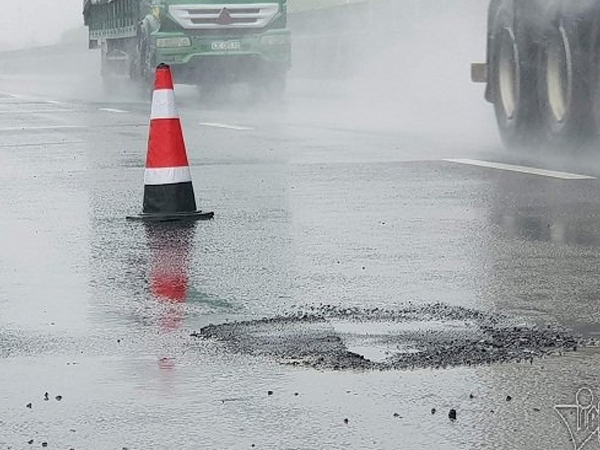 Cao tốc 34.000 tỷ lại chi chít ổ gà, lõm cả vết thương cũ