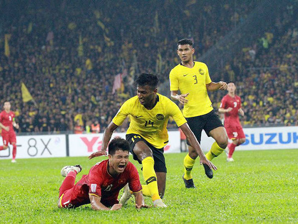 CĐV Việt Nam tung bằng chứng Malaysia đá bạo lực