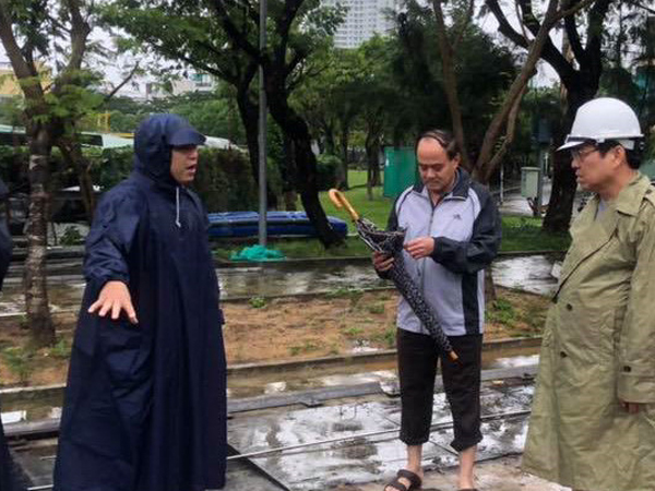Chủ tịch Đà Nẵng kêu gọi người dân dọn rác sau mưa lũ lịch sử