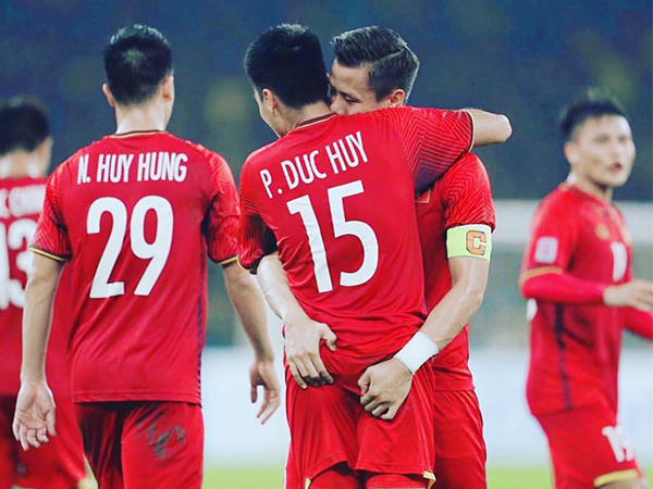 Có 1 bức ảnh mà Quế Ngọc Hải và Đức Huy đều háo hức chia sẻ, dân mạng soi ngay ra điểm 'bất thường'
