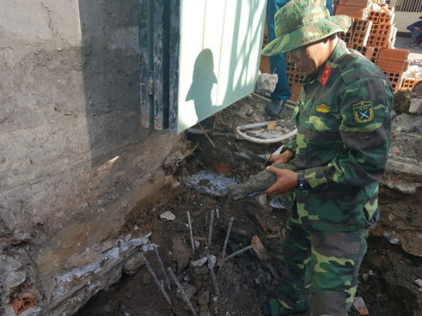 Công nhân xây dựng chạy tán loạn khi phát hiện đạn cối dưới móng nhà