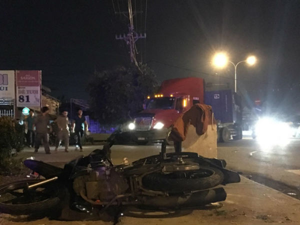 Đi 'bão đêm' mừng đội tuyển VN, 2 cô gái trẻ thương vong thương tâm