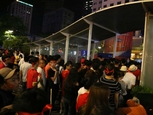 Fan Sài Gòn toát mồ hôi xếp hàng giải quyết 'nỗi buồn' trước khi 'đi bão'