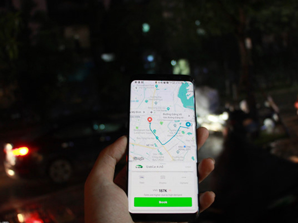 Hà Nội mưa lạnh kéo dài, GrabCar cước đắt gấp đôi taxi