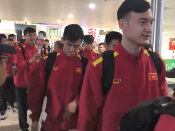Video: Cổ động viên vây kín tuyển Việt Nam tại sân bay Nội Bài