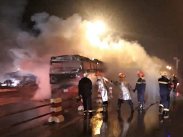 Xe khách giường nằm cháy trơ khung trên cầu Thanh Trì lúc nửa đêm