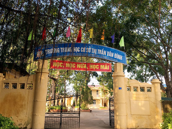 Cảnh cáo, chuyển trường cô giáo bị tố xúc phạm, tát học sinh