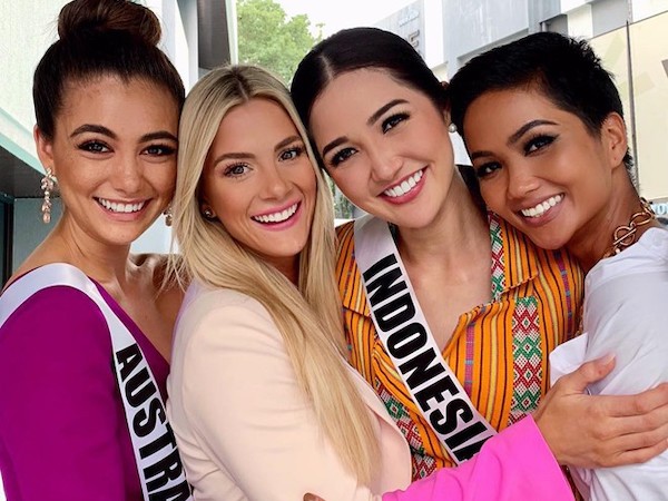 Hành động 'kém sang' bị chỉ trích của thí sinh Miss Universe 2018: Từ chụp ảnh phản cảm đến giật quà, chê bai đối thủ