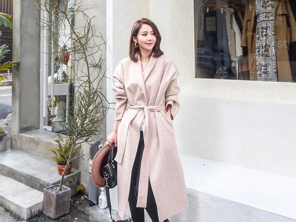 Ngay cả nàng mét rưỡi cũng diện được 'ngon ơ' kiểu áo dạ dáng dài, thắt eo vừa ấm vừa sang này