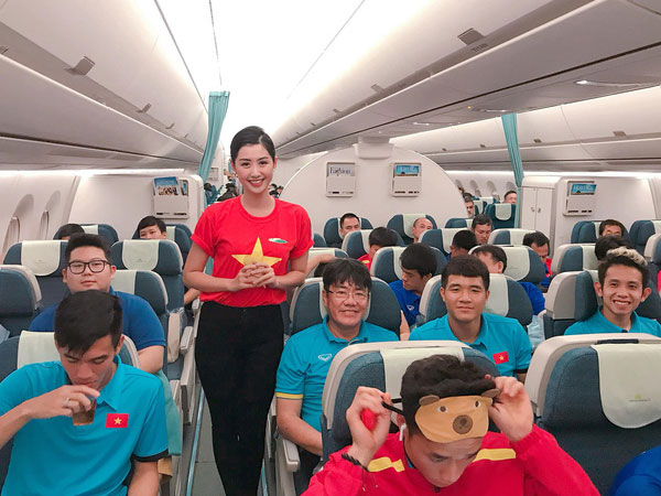 Nữ tiếp viên hàng không xinh đẹp gây 'bão mạng' khi chụp ảnh cùng đội tuyển Việt Nam, tiết lộ bất ngờ về Quang Hải