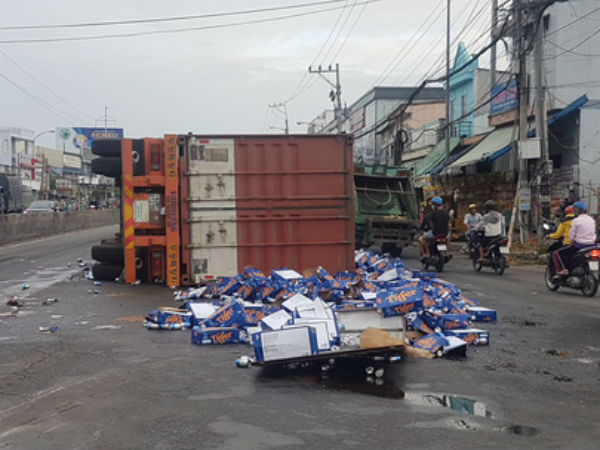 Sau tiếng nổ, container lật như phim, bia văng tứ tung trên Quốc lộ 1