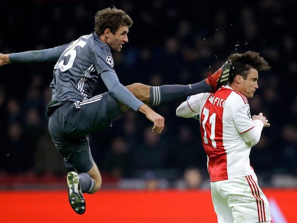 SỐC: Tuyển thủ Đức đá kung-fu thẳng vào đầu đối thủ tại Champions League