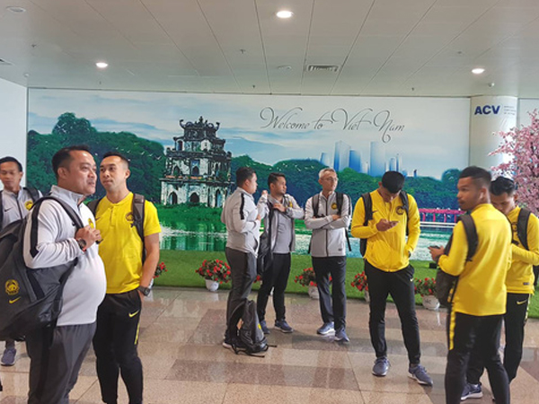 Tuyển Malaysia lại gặp 'vận đen' khi vừa tới Việt Nam