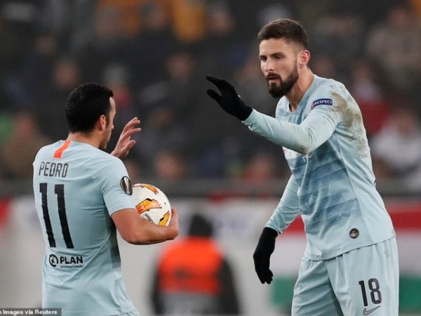Clip: Giroud lập siêu phẩm sút phạt giúp Chelsea thoát thua trước MOL Vidi