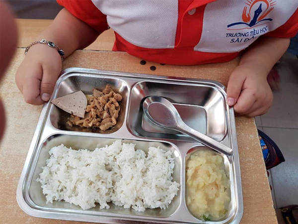 Nhà trường nói gì về suất cơm 22.000 đồng bị phụ huynh chê ít?