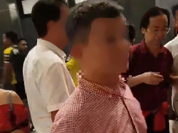 Ông Nguyễn Lân Trung nói gì về việc sang Malaysia cổ vũ và quấn Quốc kỳ ngang hông?