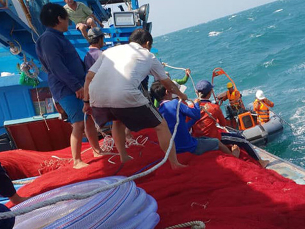 Tàu chở 16 ngư dân chìm trên biển Vũng Tàu